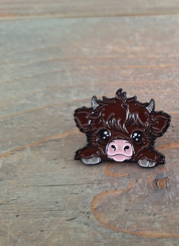 1 lieve pin van een Schotse Hooglander te koop, Verzamelen, Ophalen of Verzenden, Nieuw, Dier of Natuur, Speldje of Pin