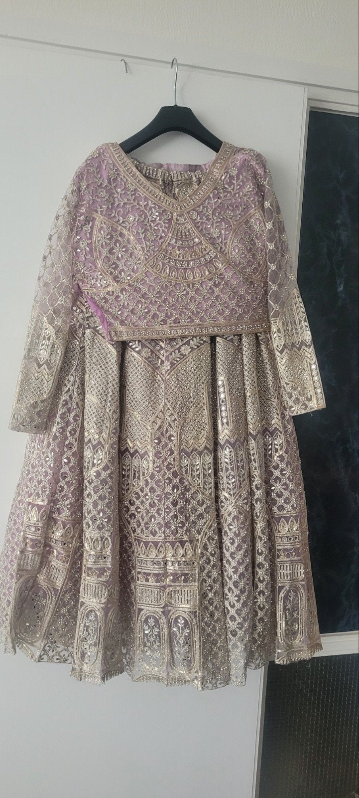 Prachtige paarse Indiase jurk met gouden borduursels, Kleding | Dames, Gelegenheidskleding, Maat 38/40 (M), Galajurk, Paars, Nieuw