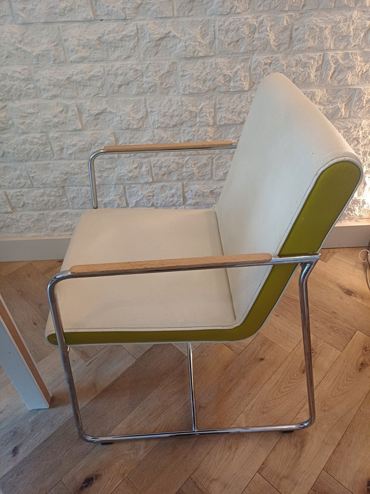 Leolux Design Stoel: Wit Leer & Frisgroen met Chroomframe, Hout, Gebruikt, Wit, Modern Nederlands design