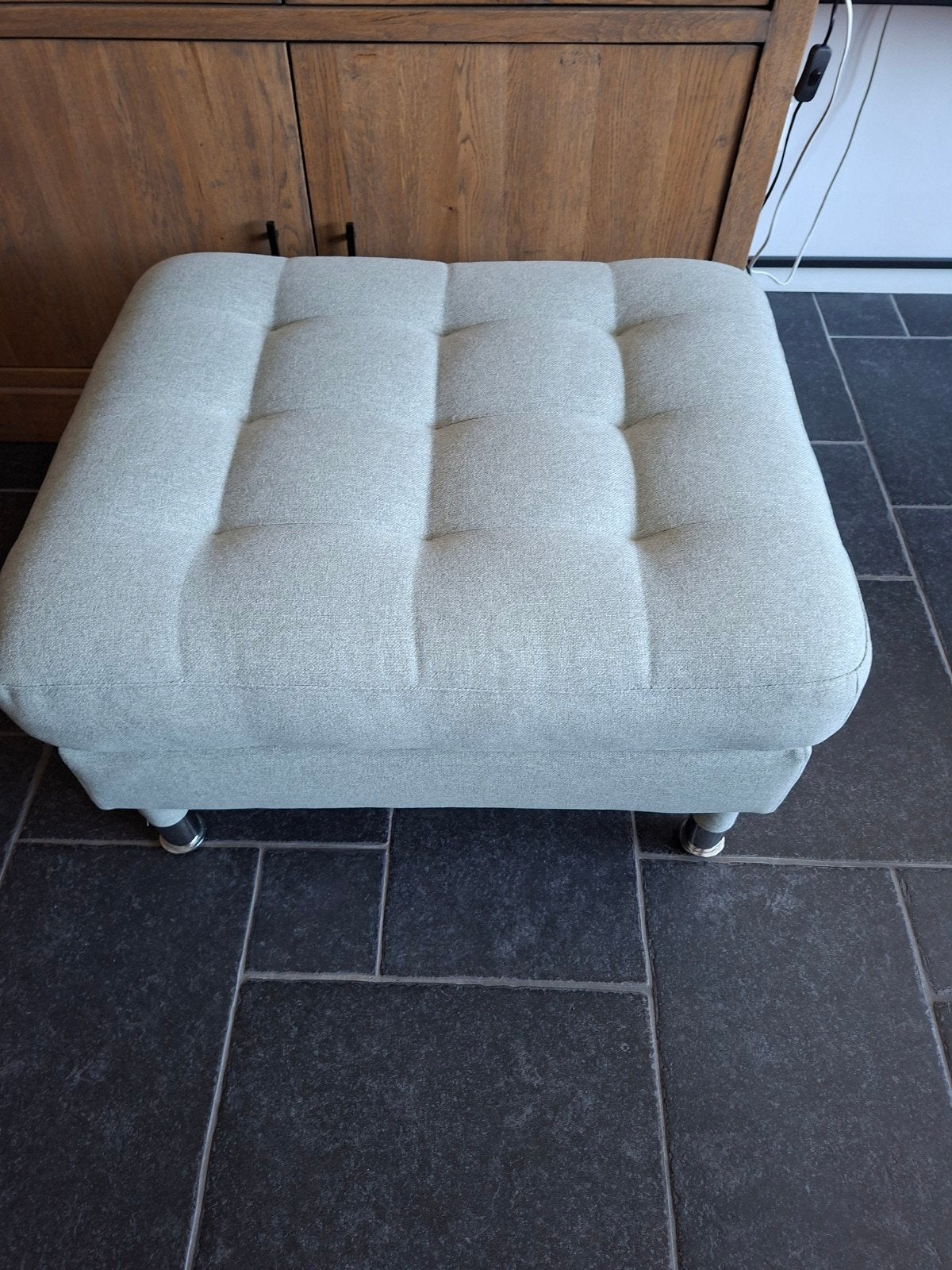 Stijlvolle poef met knopen en chromen poten, Zo goed als nieuw, Stof, 50 tot 75 cm, Ophalen