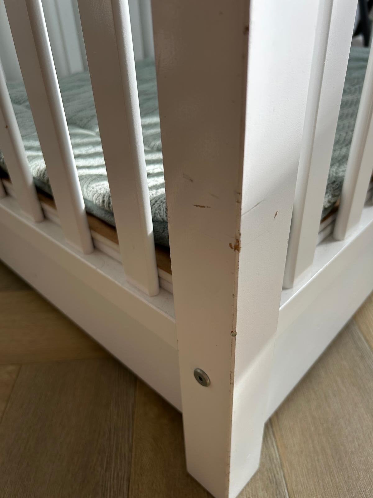 Witte houten box met wieltjes en verstelbare bodem, Kinderen en Baby's, Boxen, Gebruikt, Vierkant, In hoogte verstelbaar, Ophalen