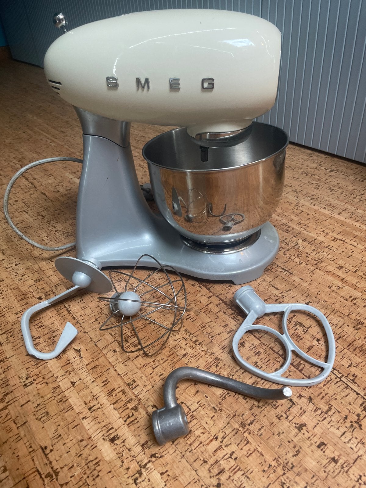 Smeg Keukenmachine - Crème/Zilver - Met accessoires, Witgoed en Apparatuur, Gebruikt, Verzenden, Vaatwasserbestendig, 3 snelheden of meer