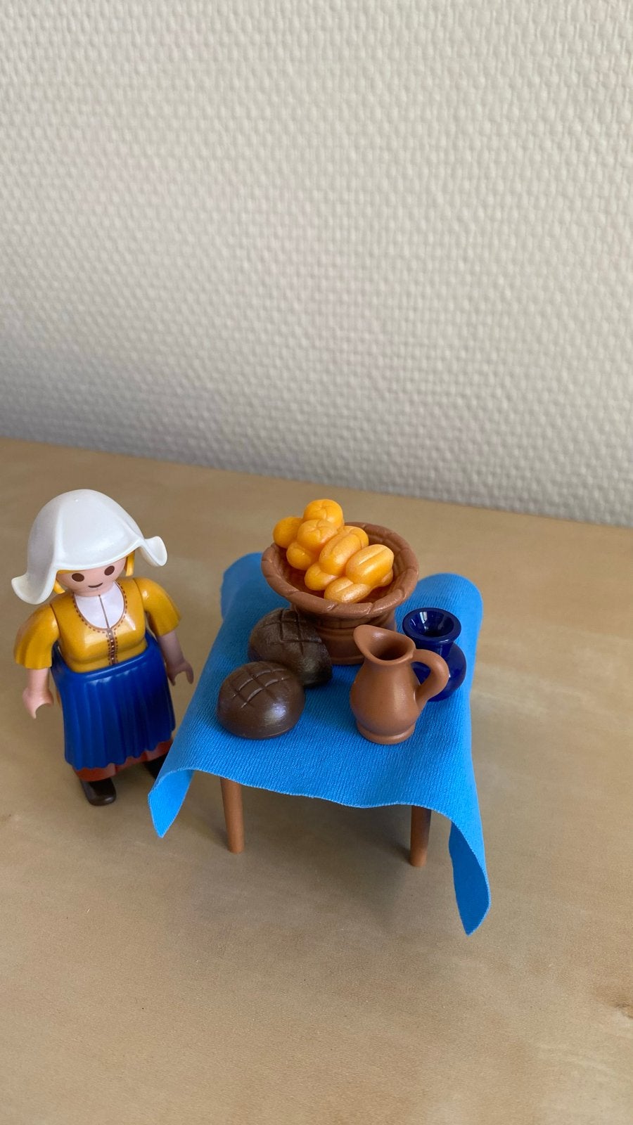 Playmobil Hollandse Vrouw met tafel en brood, Ophalen of Verzenden, Gebruikt, Complete set, Figuren