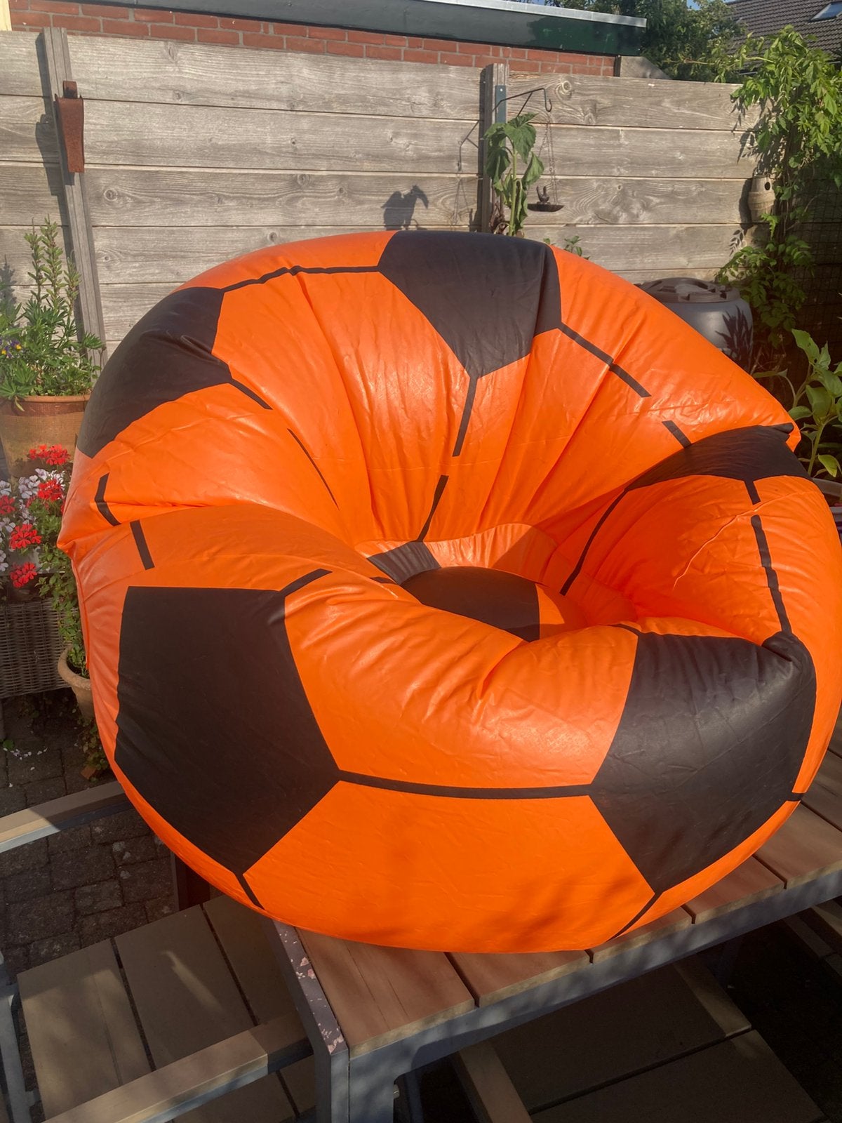 Oranje voetbalstoel opblaasbaar, Ophalen of Verzenden, Zo goed als nieuw, Feestartikel, Oranje of Koningsdag