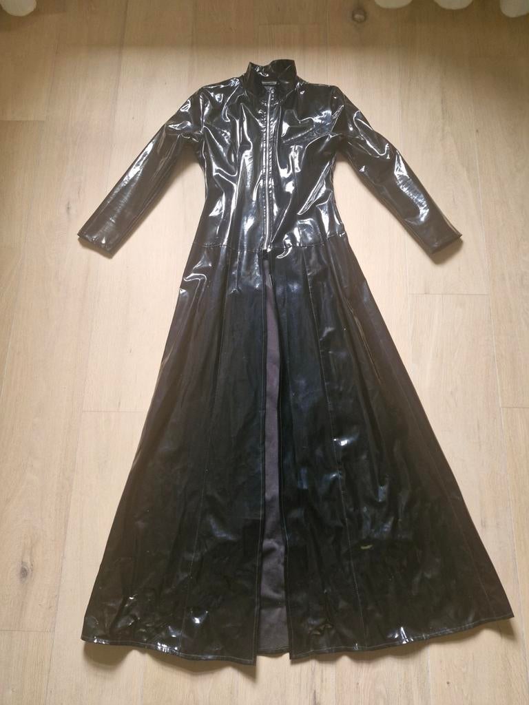 Kinky zwarte lak lange jas met split tot aan kruis., Overige typen, Zwart, Ophalen of Verzenden, Zo goed als nieuw