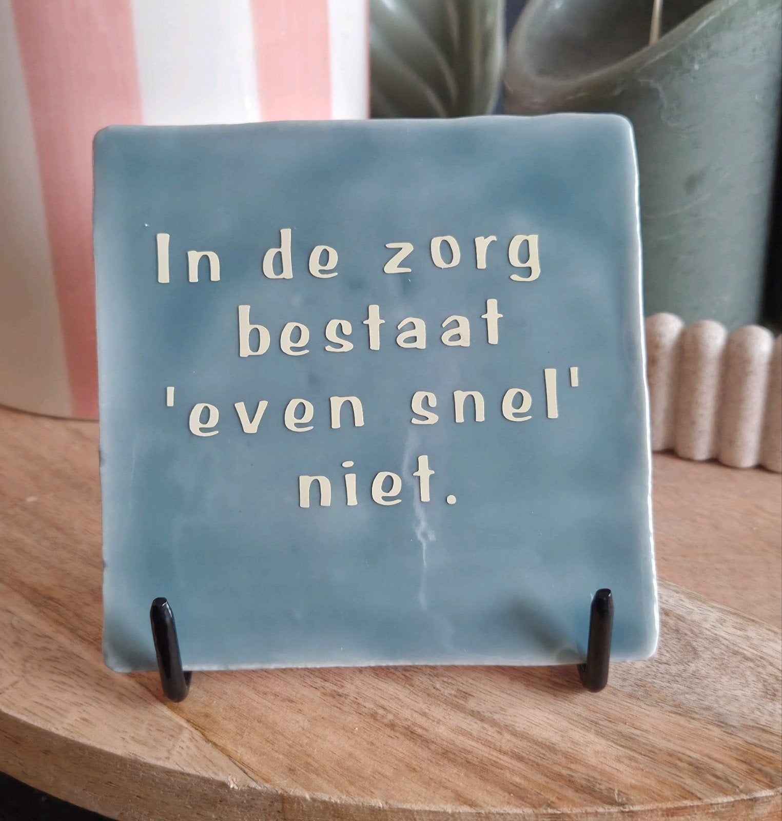 Tegeltje met tekst 'In de zorg bestaat 'even snel' niet', Verzenden, Nieuw, Blauw, Steen/keramiek
