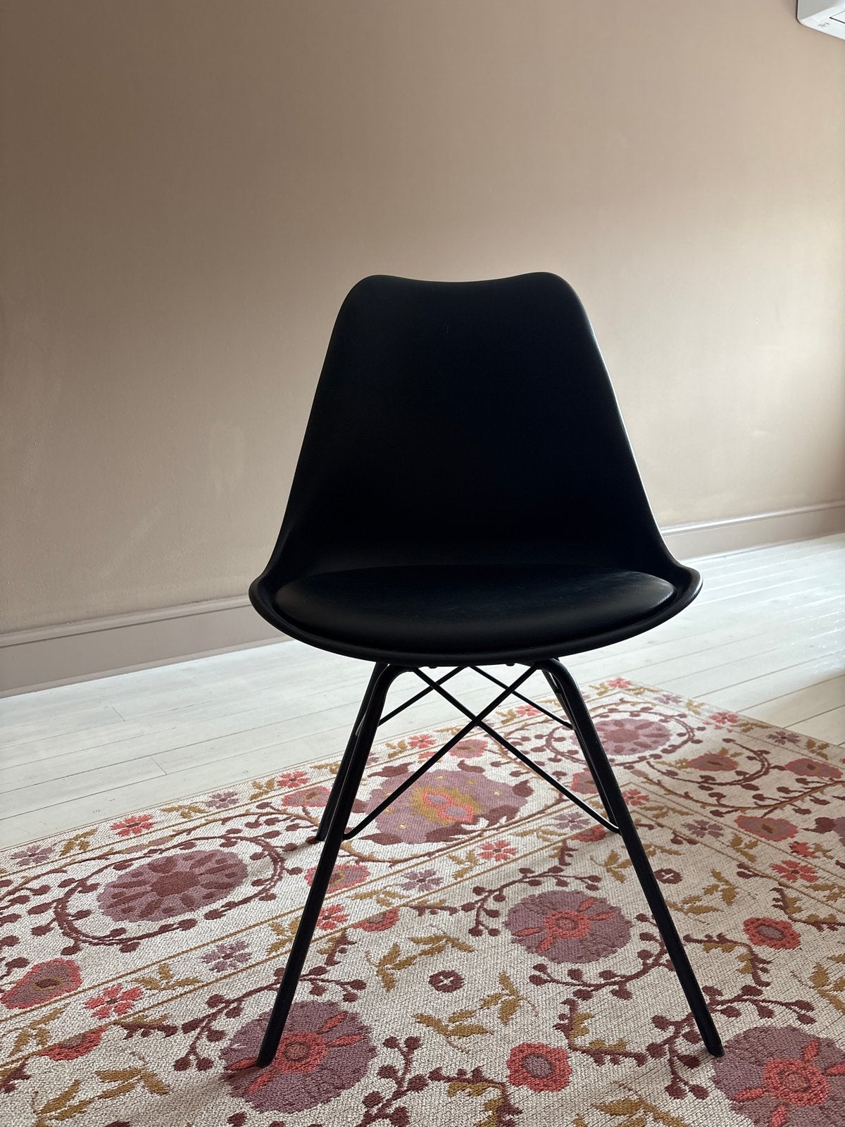 Zwarte Eames DSW stoel met zwart onderstel