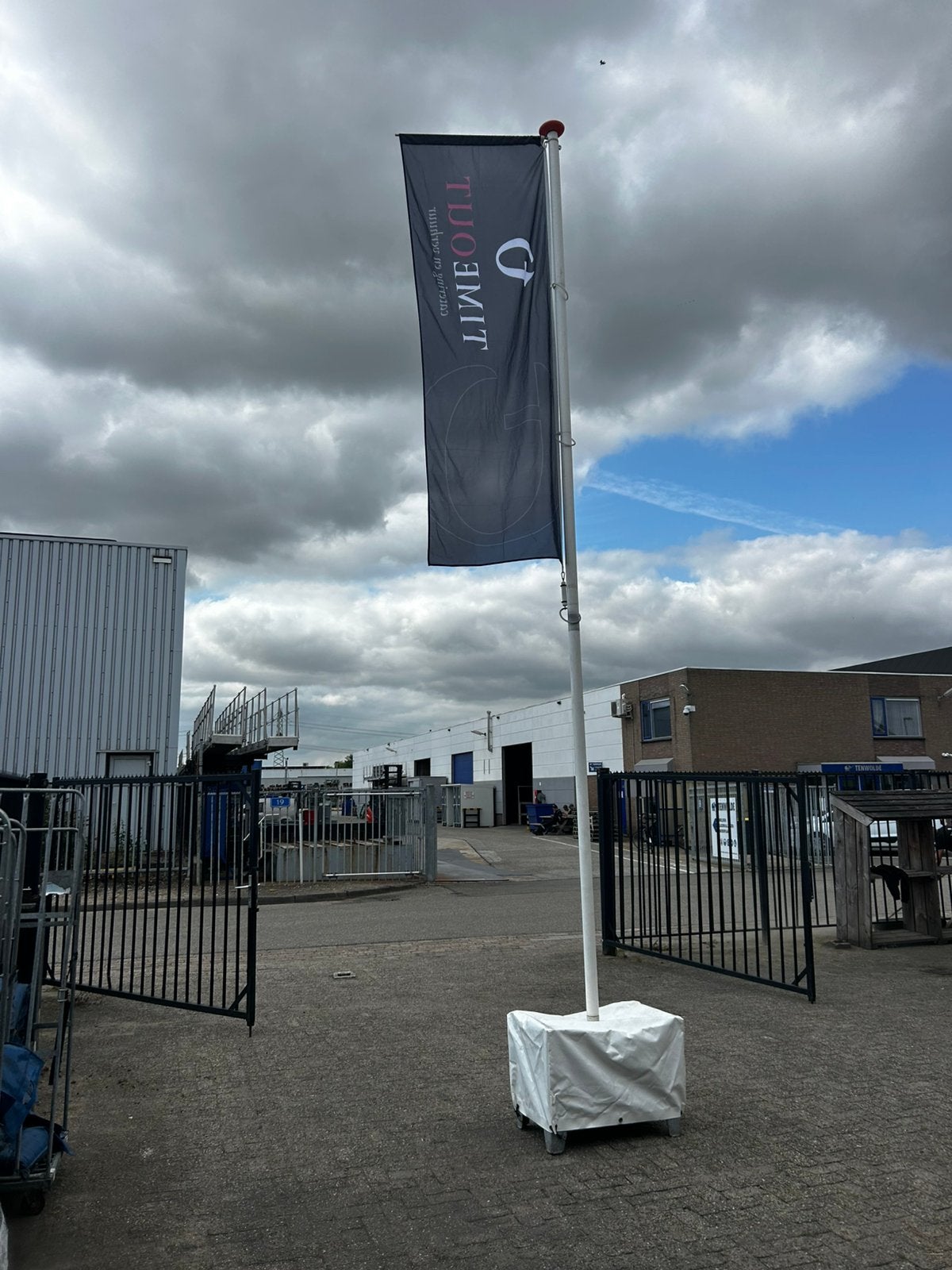 7x Vlaggenmast met betonblok en hoes, Diversen, Vlaggen en Wimpels, Ophalen, Time Out, Boonsweg 43, Zo goed als nieuw
