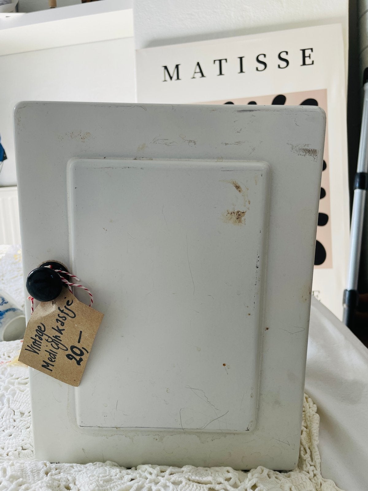 Vintage metalen medicijnkastje met bakelieten knopje, Ophalen of Verzenden
