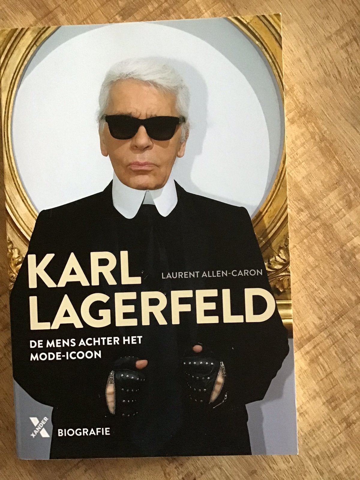 Karl Lagerfeld  de mens achter de mode, Alle leeftijden, Ophalen of Verzenden, Zo goed als nieuw, Stand-up of Theatershow