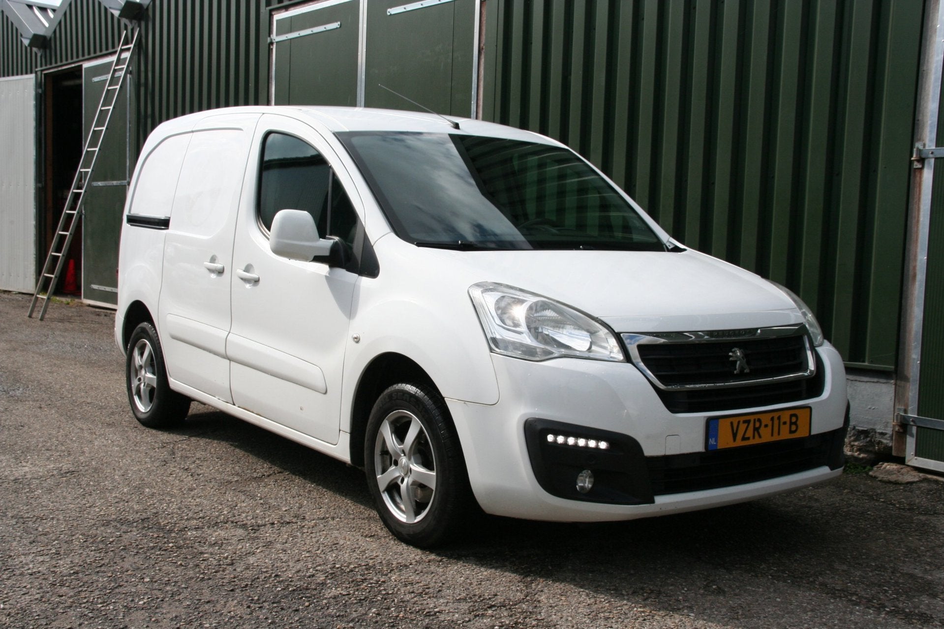 Peugeot Partner 120 1.6 BlueHDi 100 L1 AUTOMAAT, AIRCO, TREK, Stof, 4 cilinders, 700 kg, Electronic Stability Program (ESP)