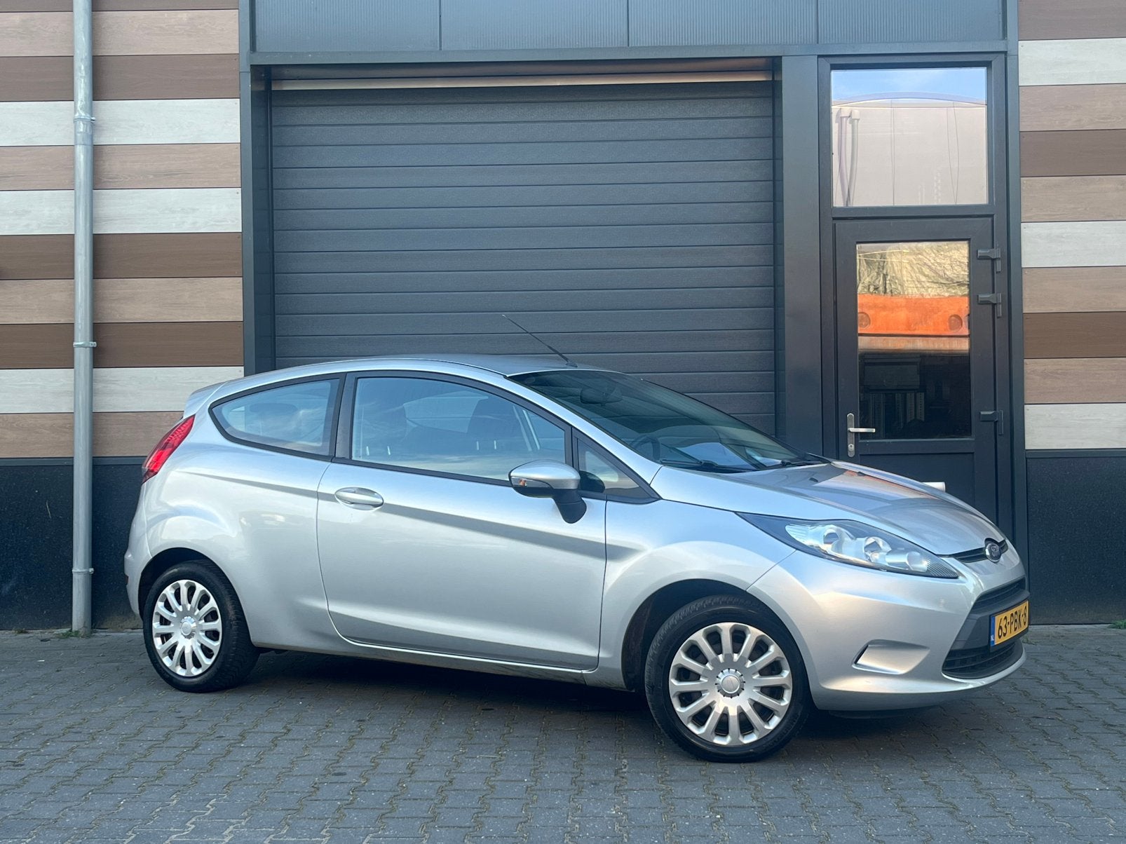 Ford Fiësta 1.4 71KW 3DR AUT 2011 Grijs - Automaat - Airco, Auto's, 40 €/maand, Zwart, 4 cilinders, Origineel Nederlands