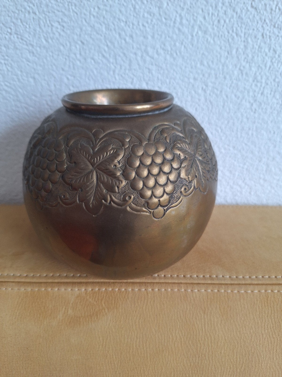 Antieke koperen vaas met druivenmotief, Antiek en Kunst, Ophalen