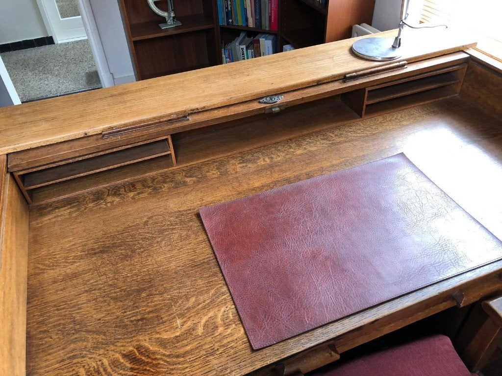 Mooi ouderwets antiek bureau, Ophalen