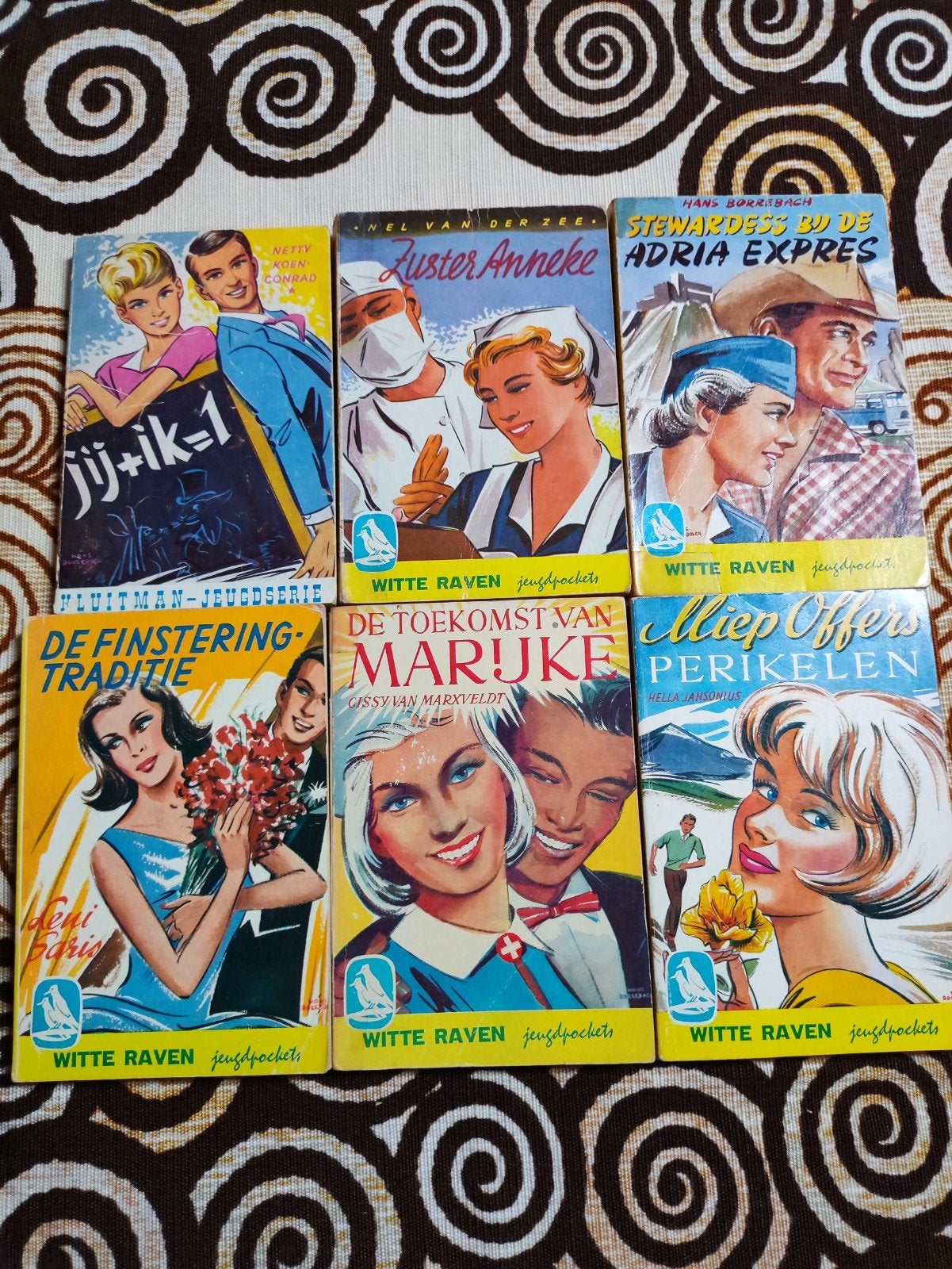 5 vintage meisjes pocketboeken Witte Raven en 1 Kluitman, Verzenden, Gelezen
