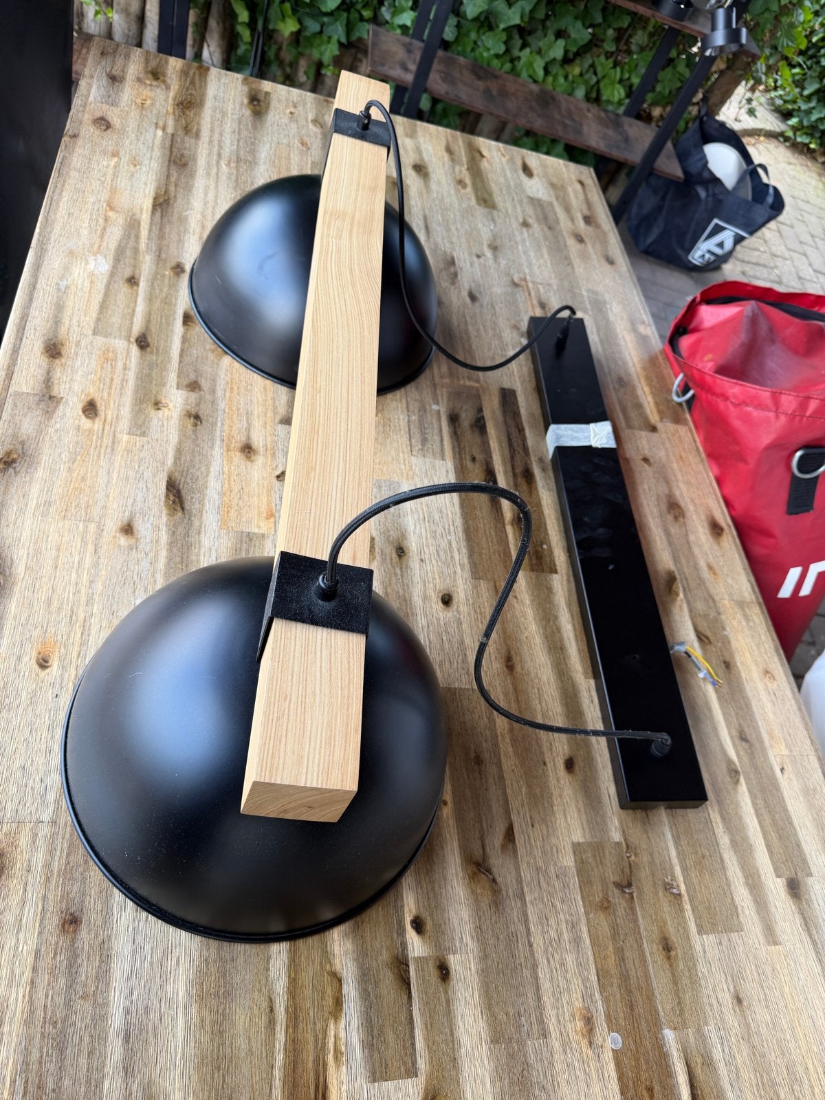 Hanglamp met houten balk en 2 zwarte kappen, Ophalen, Zo goed als nieuw, Hout, E27 (groot)