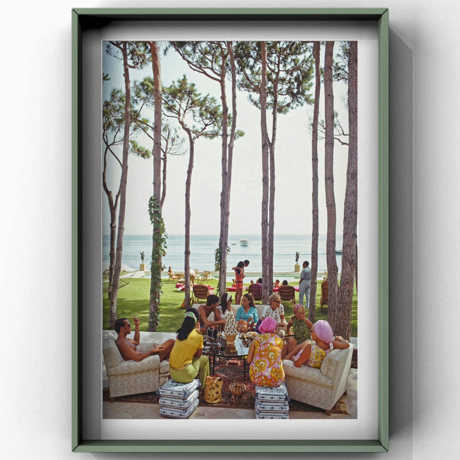 1x Slim Aarons — “Marbella House Party”, 1967 bohemian decor, Minder dan 50 cm, Nieuw, Ophalen of Verzenden, Foto of Poster