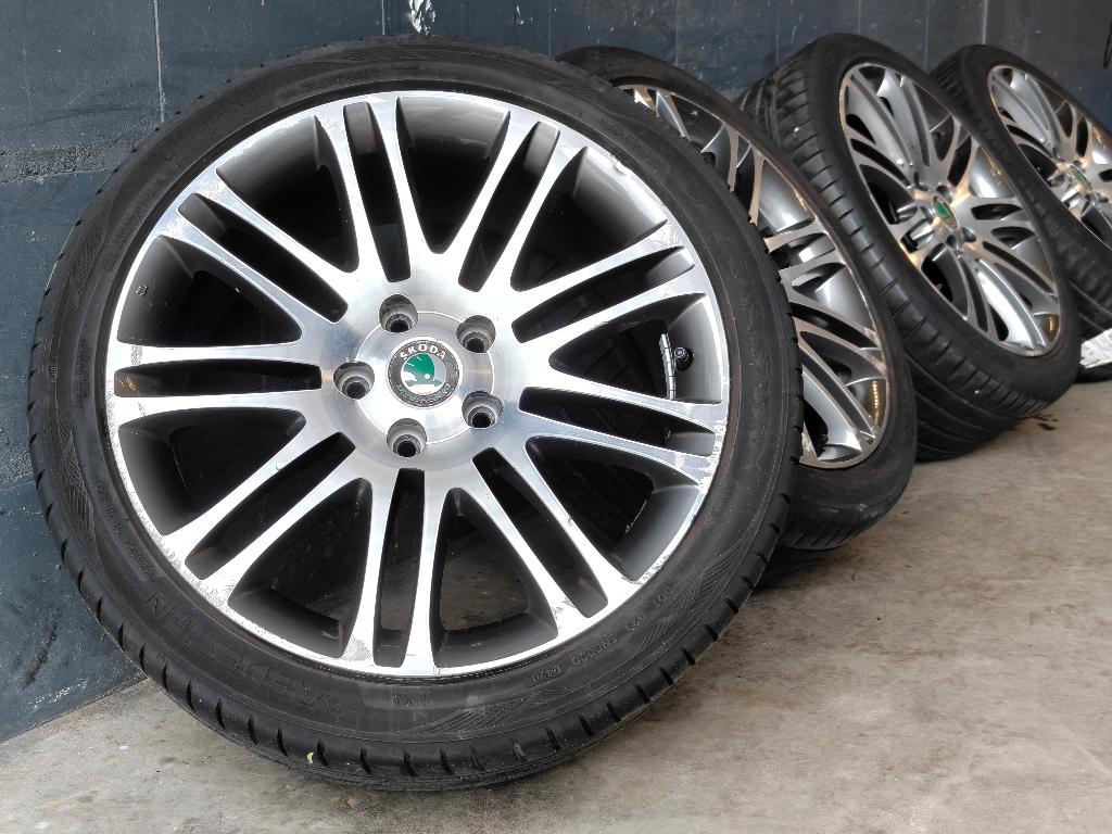 18 inch Originele Skoda Octavia Superb Zomerset Vredestein, Auto-onderdelen, Banden en Velgen, Ophalen, 18 inch, Gebruikt, Banden en Velgen