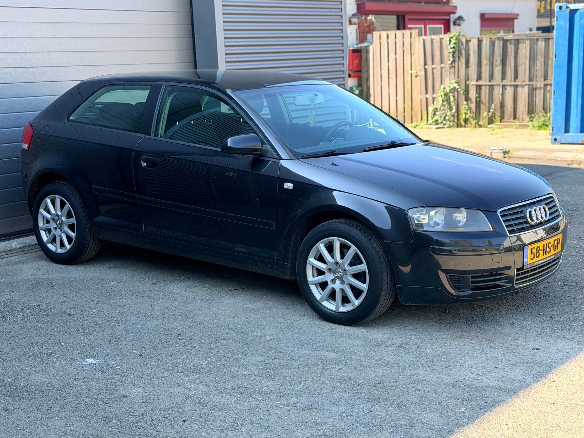 Audi A3 1.6 Attraction Automaat, Auto's, Gebruikt, 4 cilinders, Zwart, Euro 4