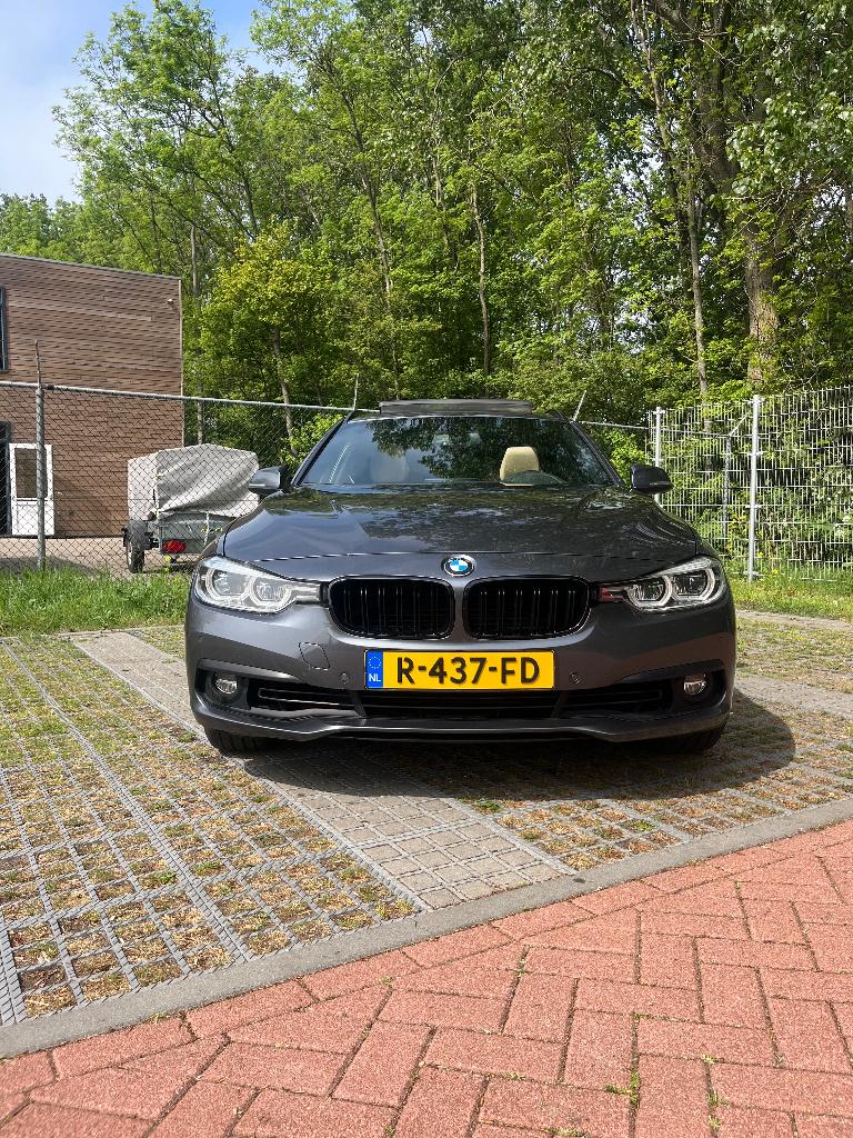 BMW 318i station, aut, leer, panoramadak, head-up, trekhaak, Auto's, BMW, Euro 6, 1465 kg, Leder, Particulier