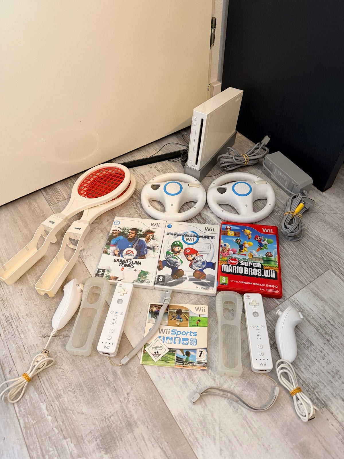 Complete Nintendo Wii set met 4 games en veel accessoires, Ophalen, Gebruikt, Met 2 controllers, Met games