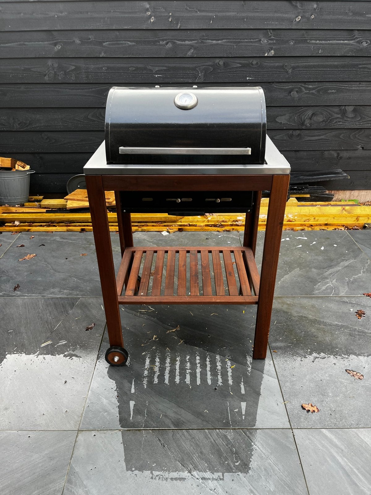 BBQ met houten onderstel en opbergruimte, Ophalen, Gebruikt