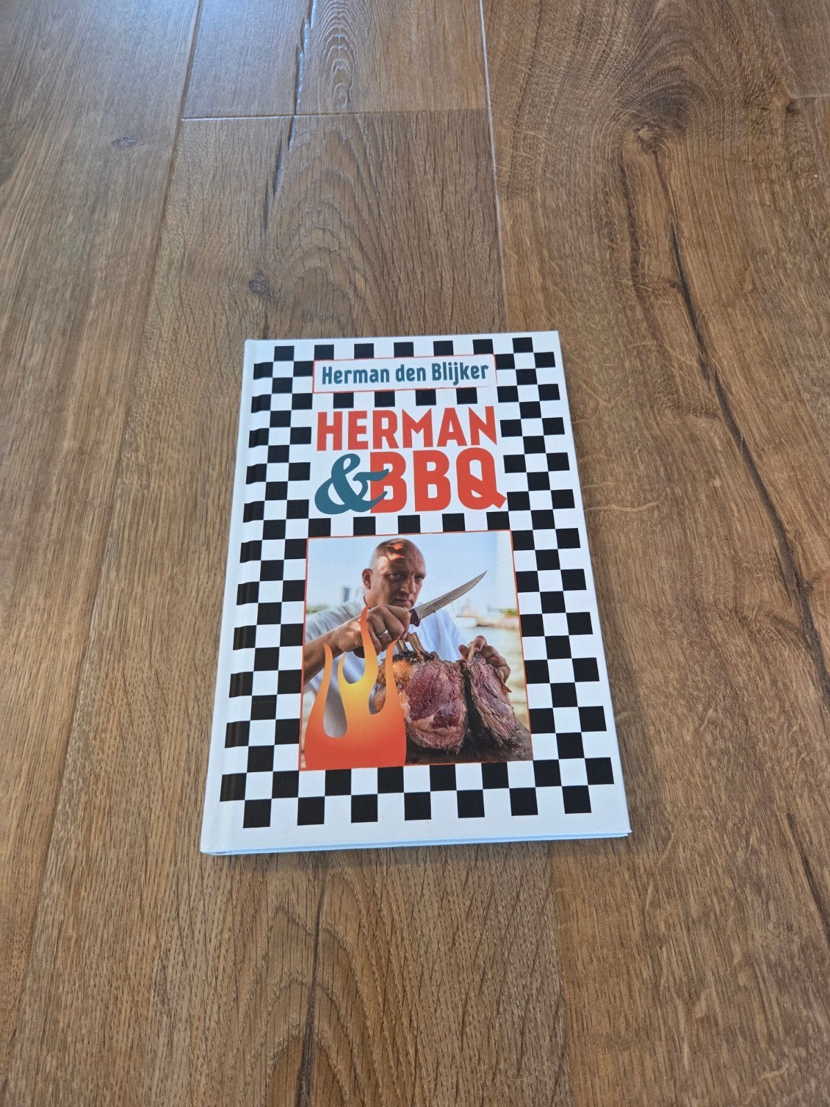 Herman & BBQ - Herman den Blijker (Gesigneerd), Boeken, Herman den Blijker, Ophalen of Verzenden, Overige gebieden, Hoofdgerechten