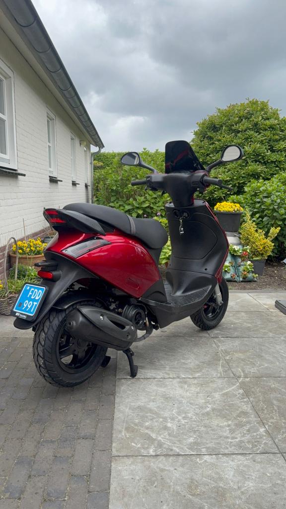 ⭐️Piaggio zip 4 takt 50cc Candy red Full option Nieuwstaat⭐️, Fietsen en Brommers, Niet ingevuld, Niet ingevuld, Niet ingevuld