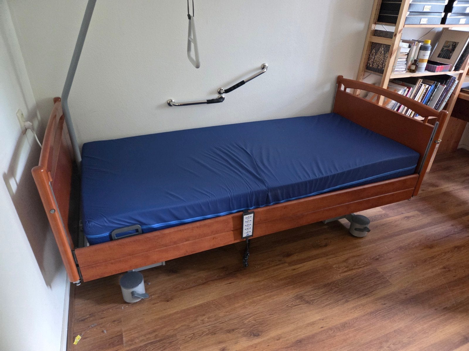 Verstelbaar ziekenhuisbed met matras en papegaai, Ophalen, 90 cm, Eenpersoons, Bruin