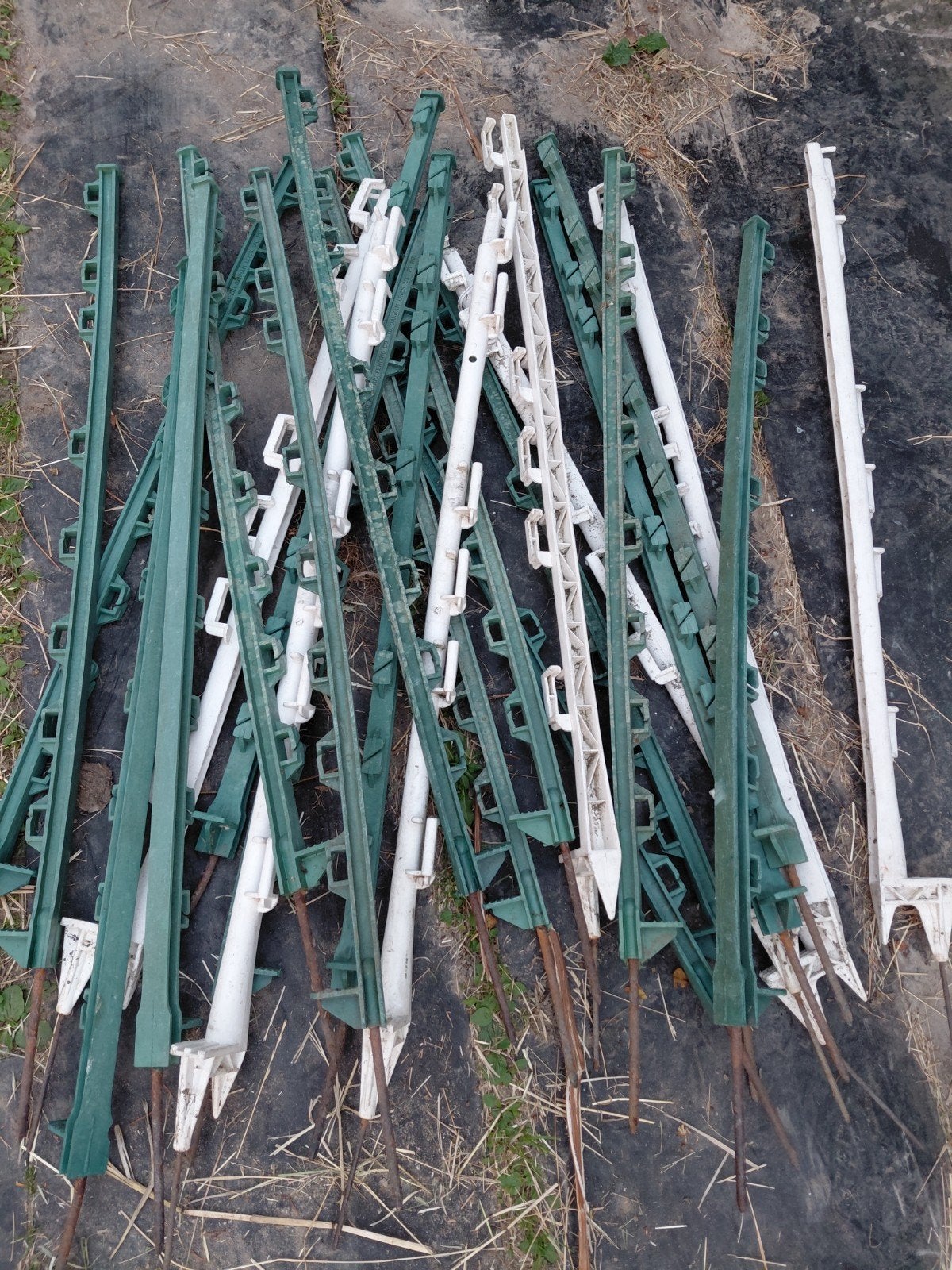 26 prikpaaltjes voor schrikdraad - groen en wit, Ophalen of Verzenden, Gebruikt, Kunststof, Overige typen
