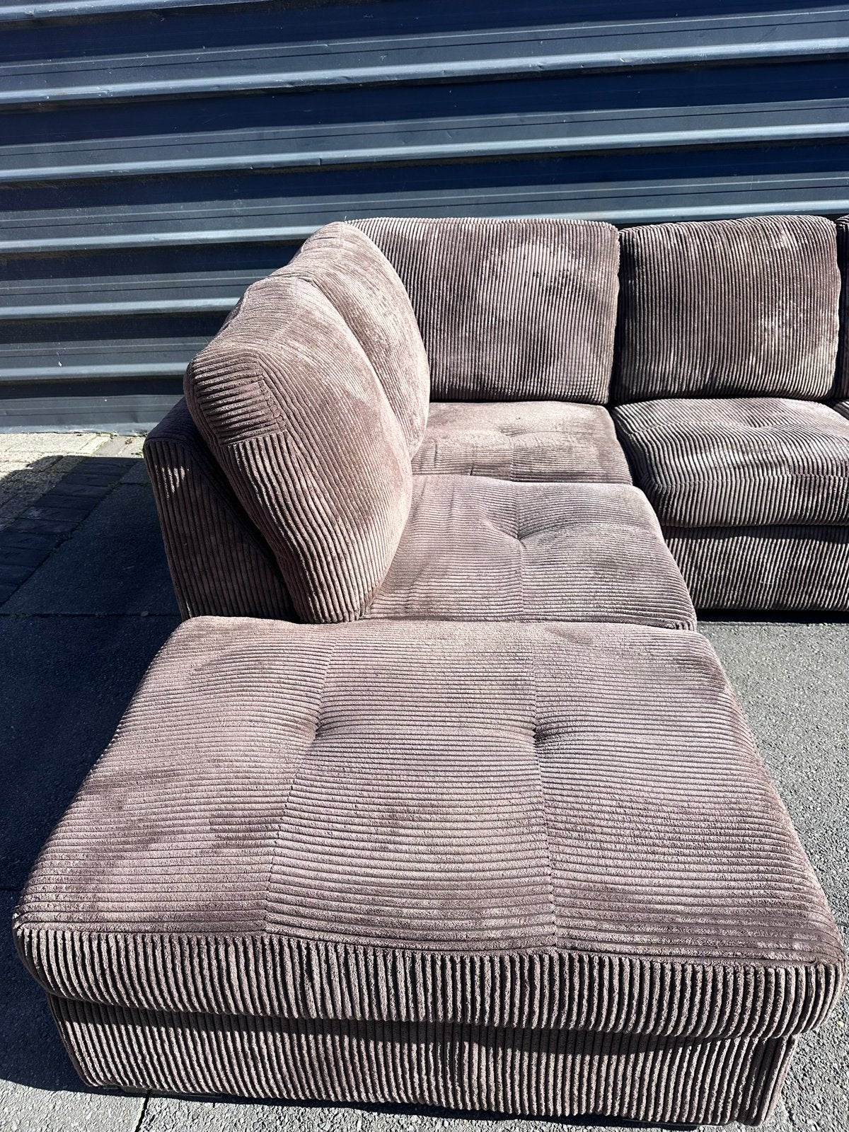 Bruine ribstof hoekbank met chaise longue, Gebruikt, Hoekbank, 300 cm of meer, Ophalen of Verzenden
