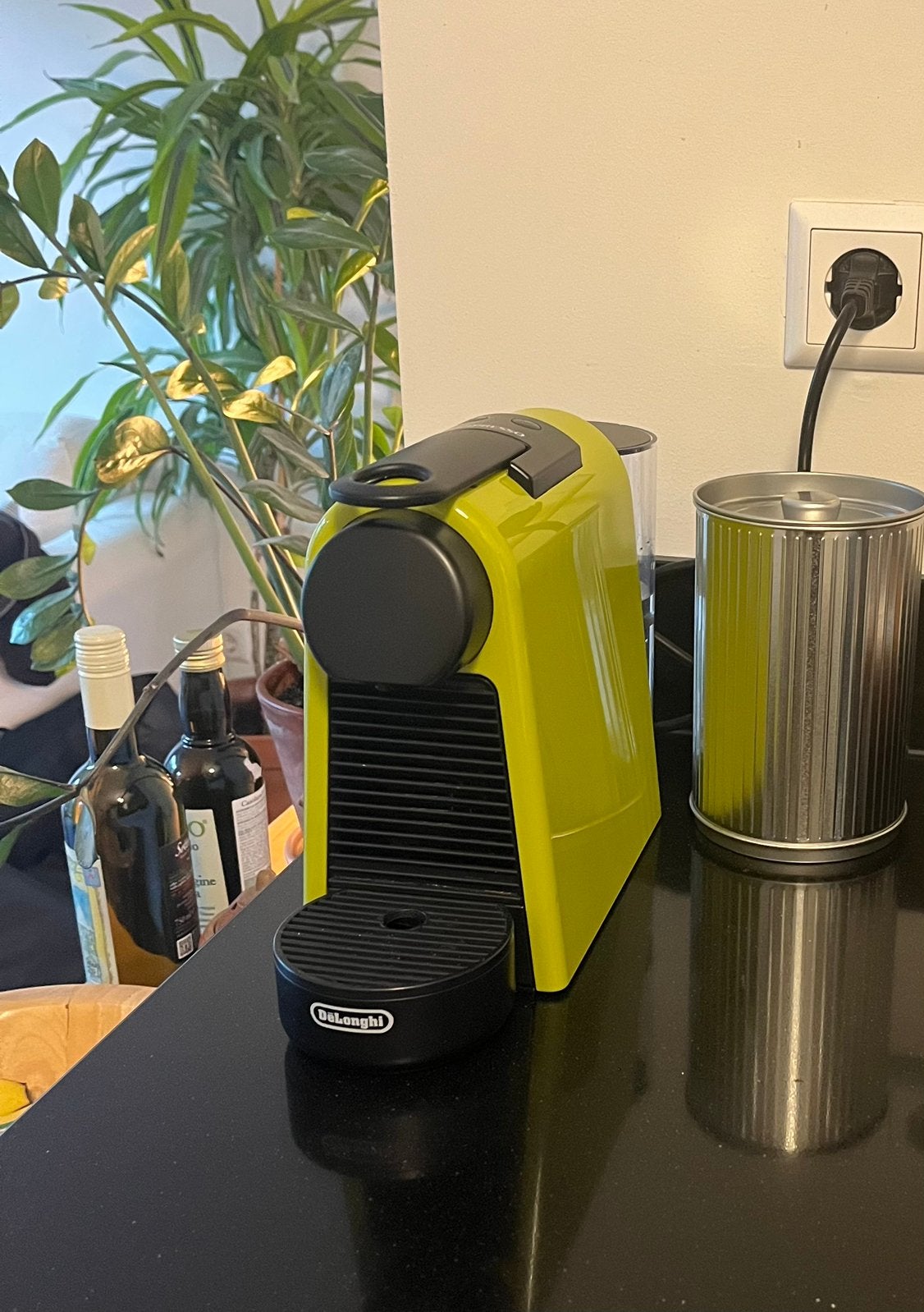 Nespresso De’Longhi Essenza Mini koffiecupmachine, Ophalen, Gebruikt, Espresso apparaat, Koffiepads en cups