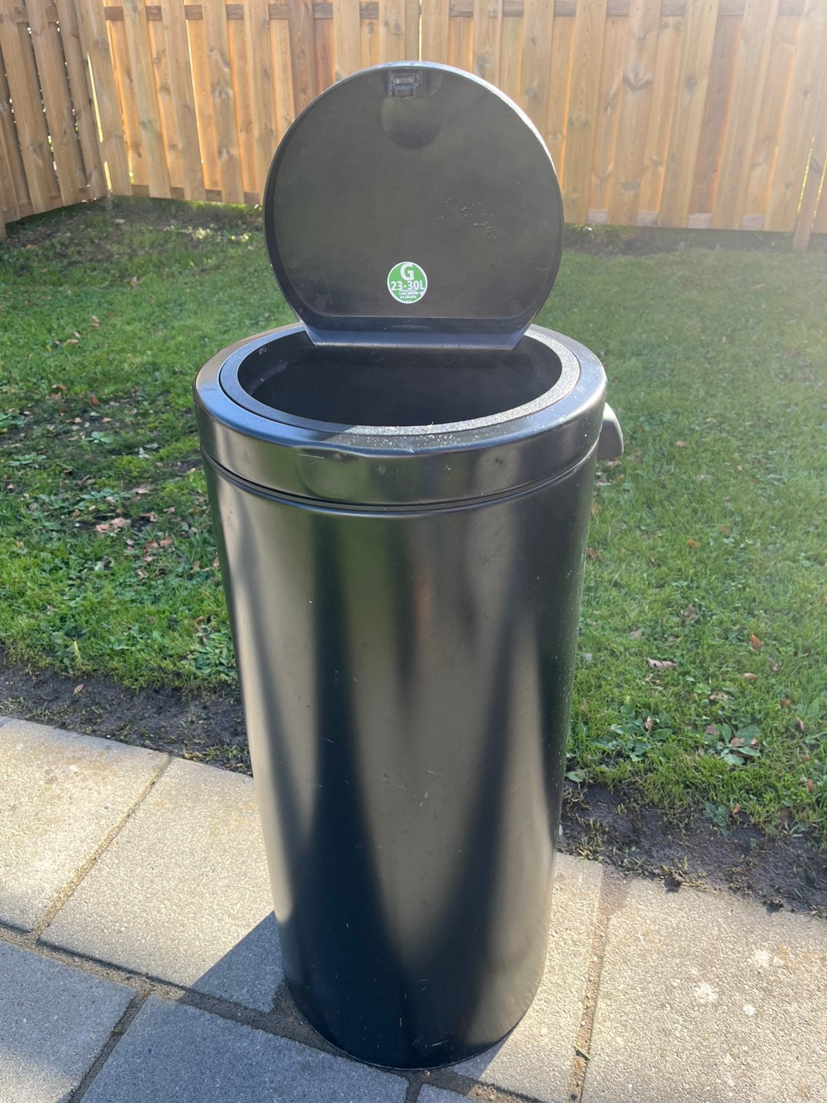 Brabantia zwarte prullenbak in prima staat, Ophalen, Gebruikt, 20 tot 30 liter, Rvs