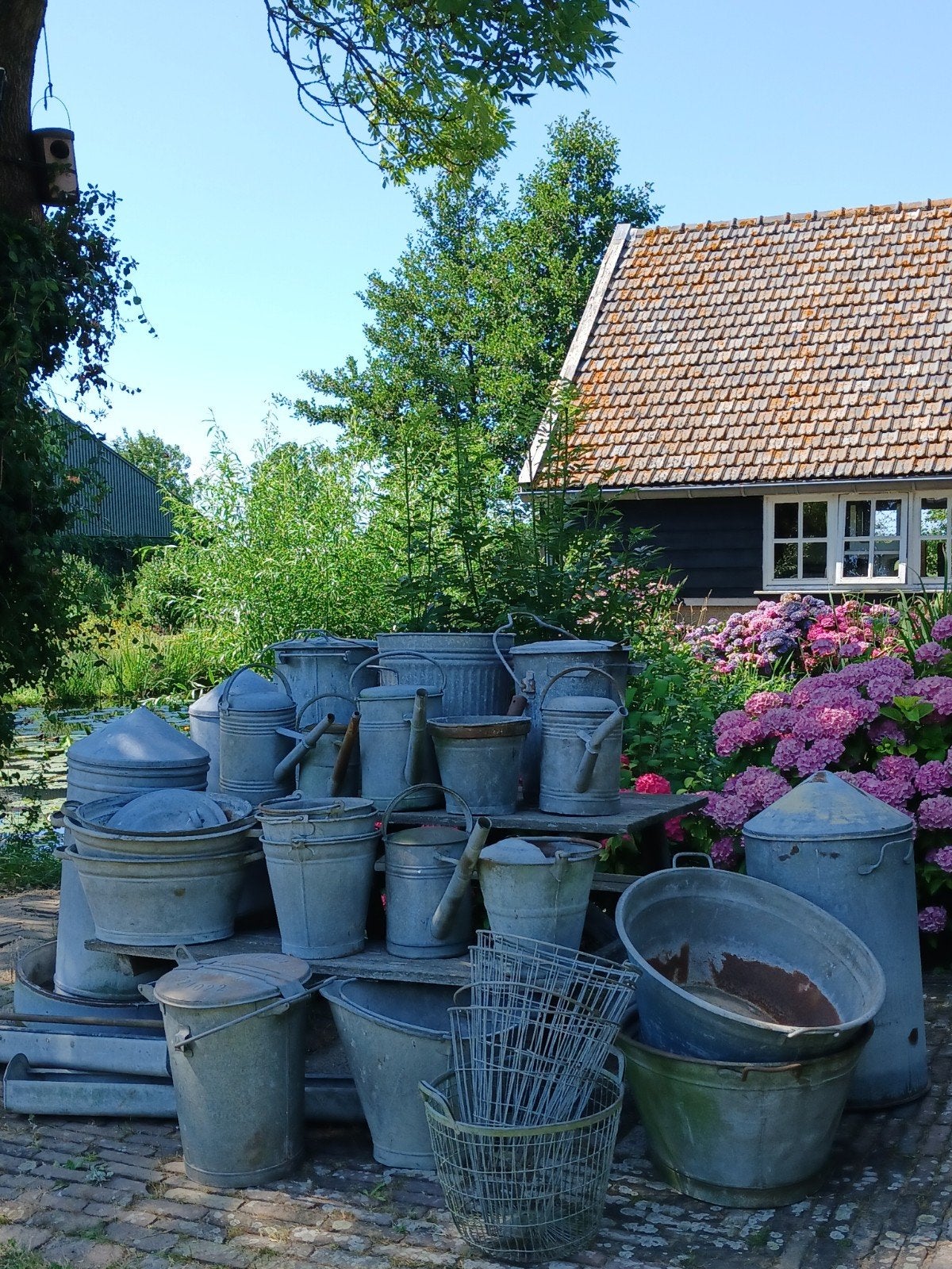 Grote collectie vintage zinken emmers en gieters, Ophalen
