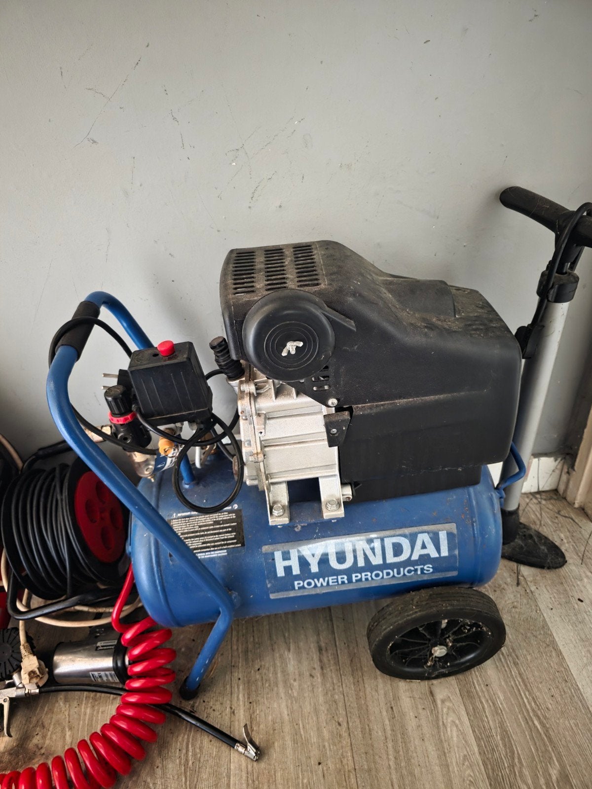 Hyundai compressor met 24 liter tank (alleen compressor), Doe-het-zelf en Verbouw, Ophalen, Gebruikt, 6 tot 10 bar, Minder dan 200 liter/min