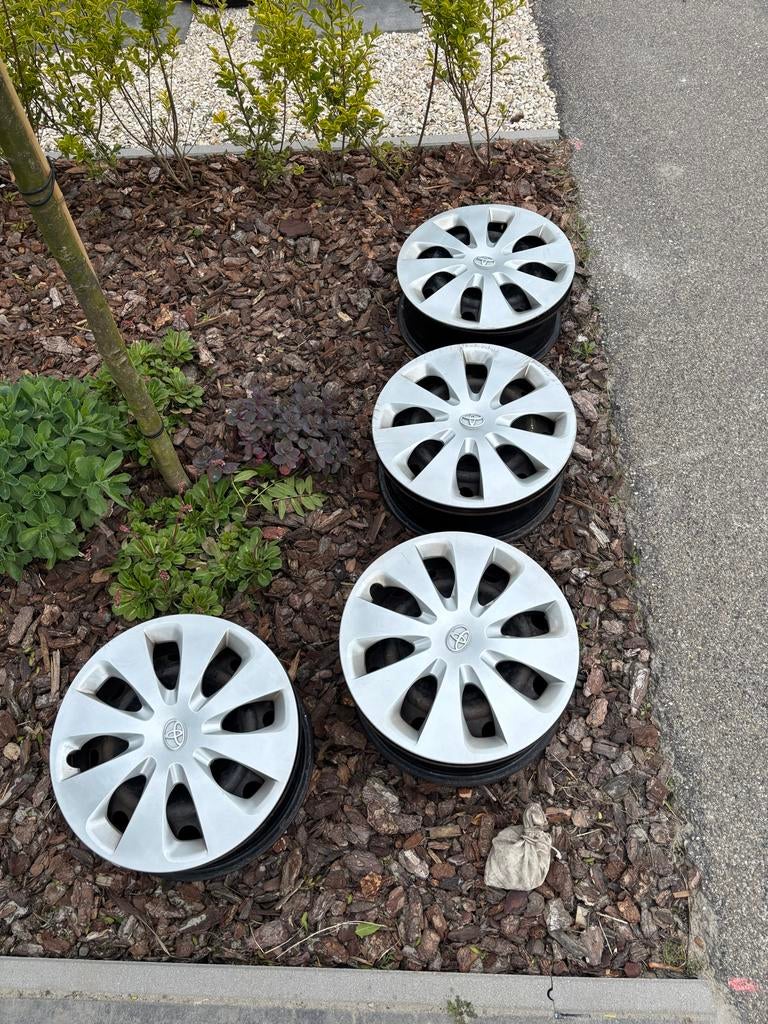 15 inch stalen velgen met wieldoppen voor Toyota Yaris, Ophalen of Verzenden, Gebruikt