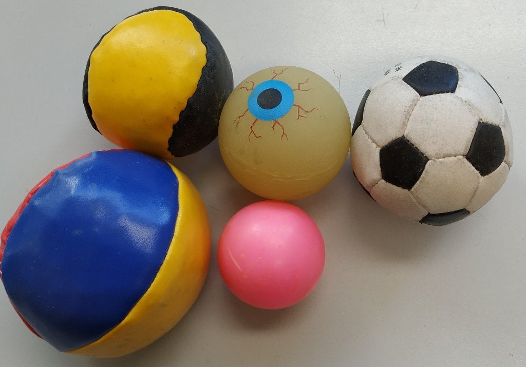Te Koop: Vijf kleine ballen, 4 - 7.5 cm diameter. , Ophalen of Verzenden, Gebruikt