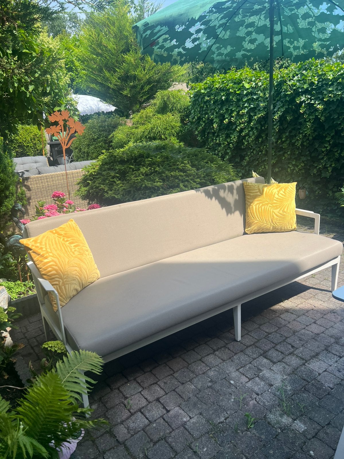 Ruime 3 zits Lounge Bank all weather kussens wit aluminium, Ophalen, Zo goed als nieuw