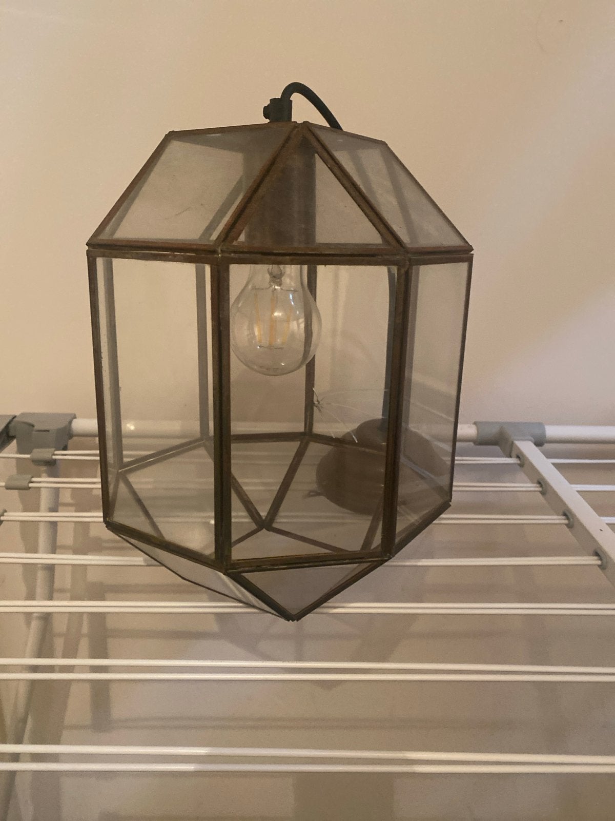 Vintage glazen hanglamp met messing frame, Huis en Inrichting, Lampen | Hanglampen, Ophalen of Verzenden, Gebruikt, Glas, E27 (groot)