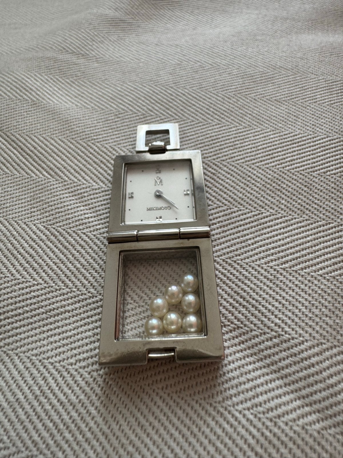 Mikimoto hanger/horloge met 7 pareltjes - 2x2 cm, Overige merken, Staal, Polshorloge, Ophalen of Verzenden