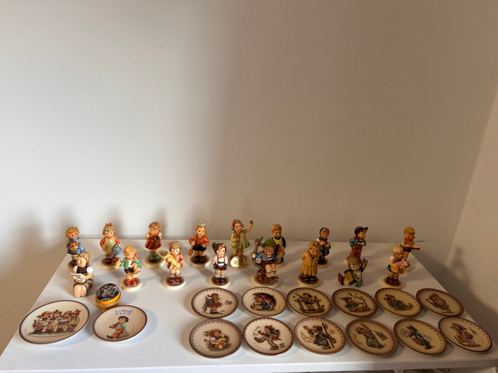 Hummeltjes (17 beeldjes, 14 bordjes, 1 klein doosje), Ophalen, Zo goed als nieuw