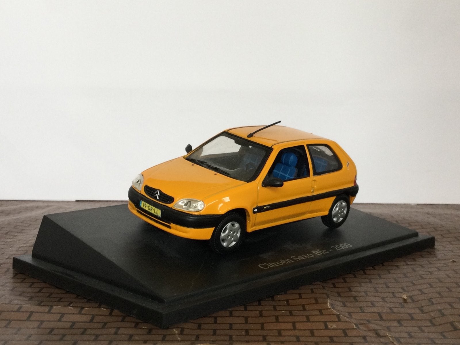 Citroën Saxo Bic 3-Drs 2000 Universal Hobbies 1:43, Ophalen of Verzenden, Zo goed als nieuw, Auto, Universal Hobbies