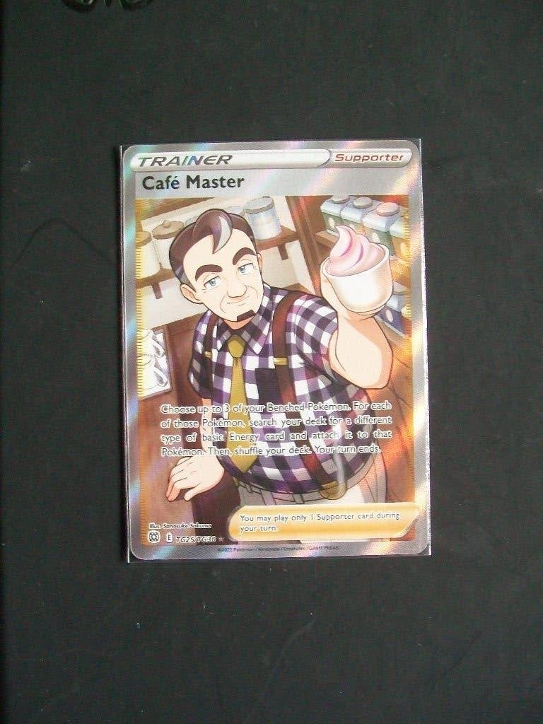 3592. Nieuwe Pokemon Kaart TRAINER CAFÈ MASTER (TG25/TG30), Verzenden, Nieuw, Losse kaart, Foil