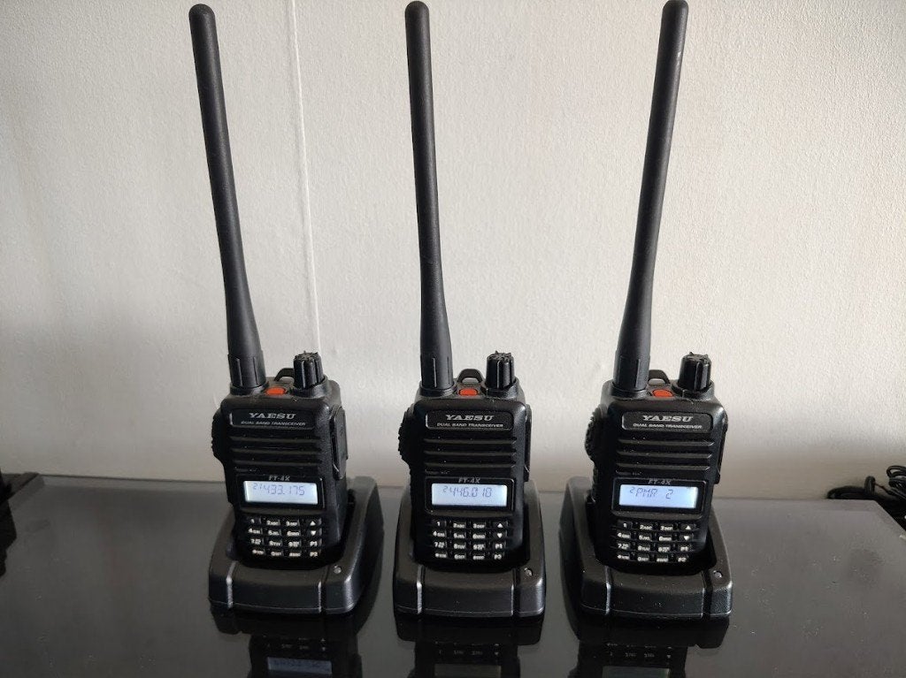3 stuks Yaesu FT-4X dual band transceiver, Telecommunicatie, Portofoons en Walkie-talkies, Zo goed als nieuw, Portofoon of Walkie-talkie