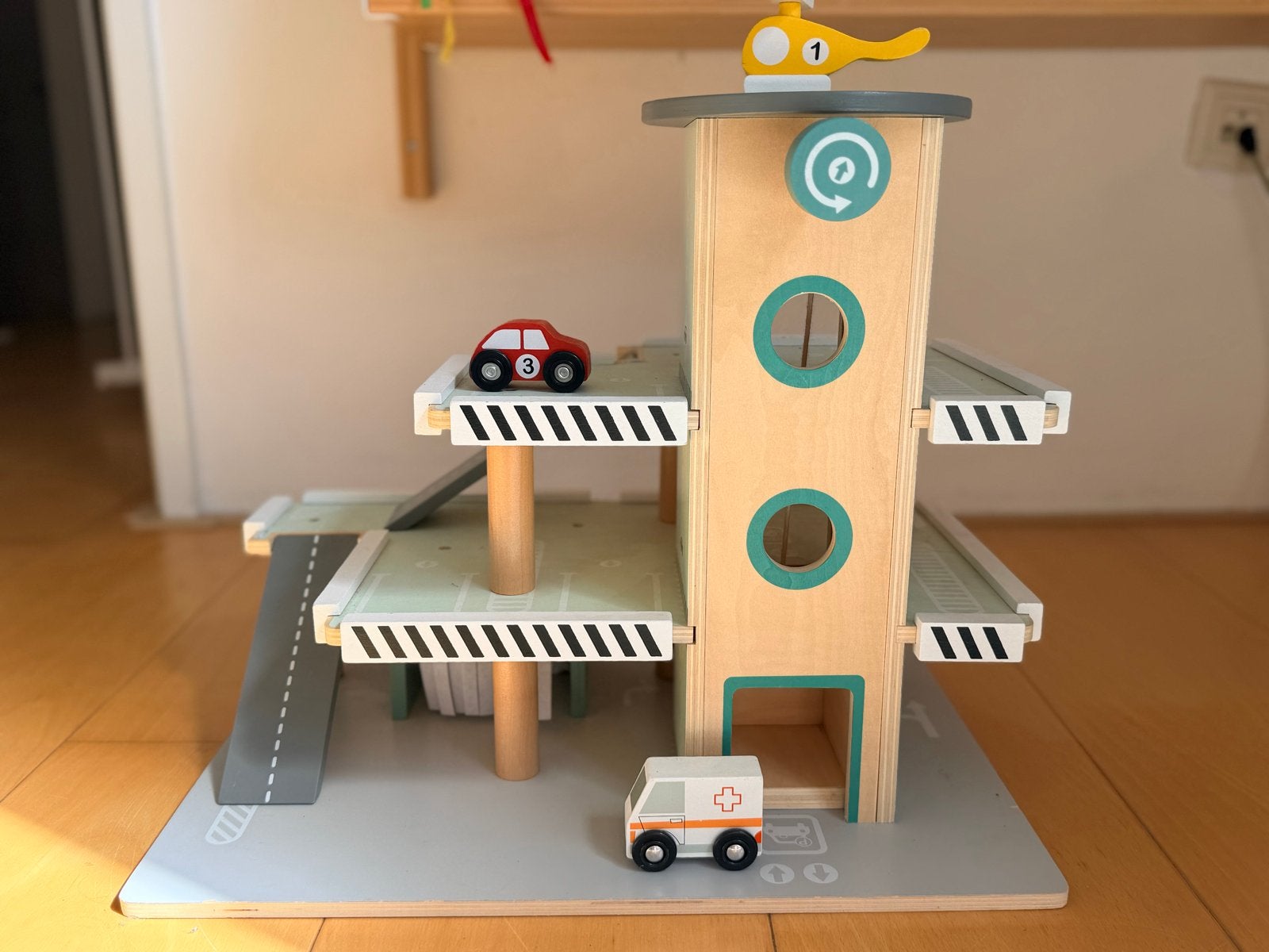 Houten parkeergarage met auto's en helikopter, Ophalen, Zo goed als nieuw