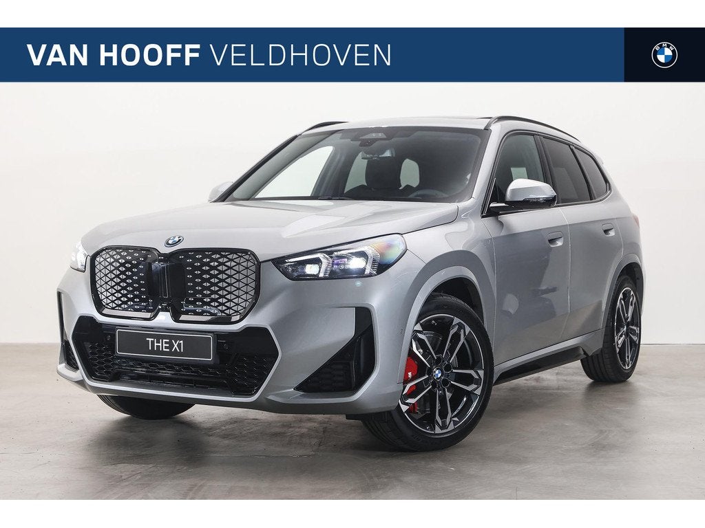 BMW iX1 eDrive20 M Sport / Panoramadak / Trekhaak / Sportsto