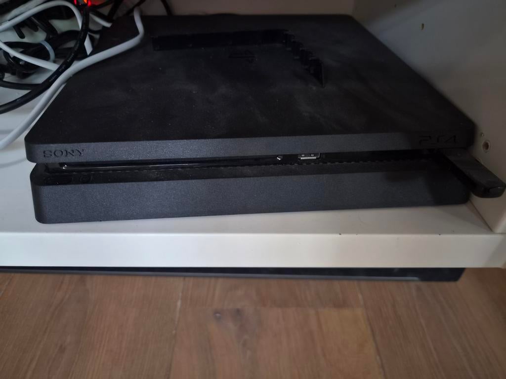 PlayStation 4 Slim 1TB met 3 controllers en headset, Gebruikt, Ophalen of Verzenden, 1 TB, Met 3 controllers of meer