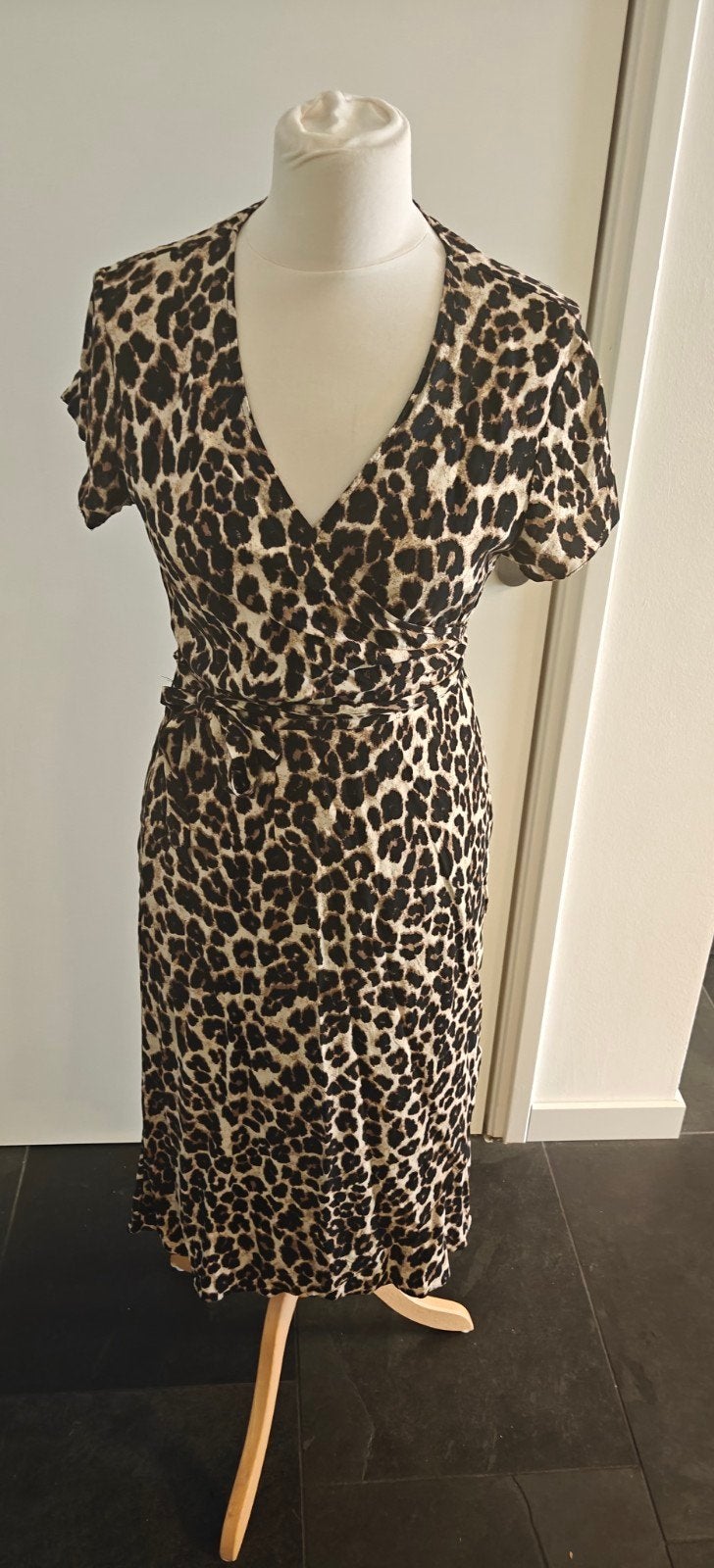 Wikkeljurk met Panterprint – 100% Viscose – maat L, Ophalen of Verzenden, Zo goed als nieuw, Bruin, Onder de knie