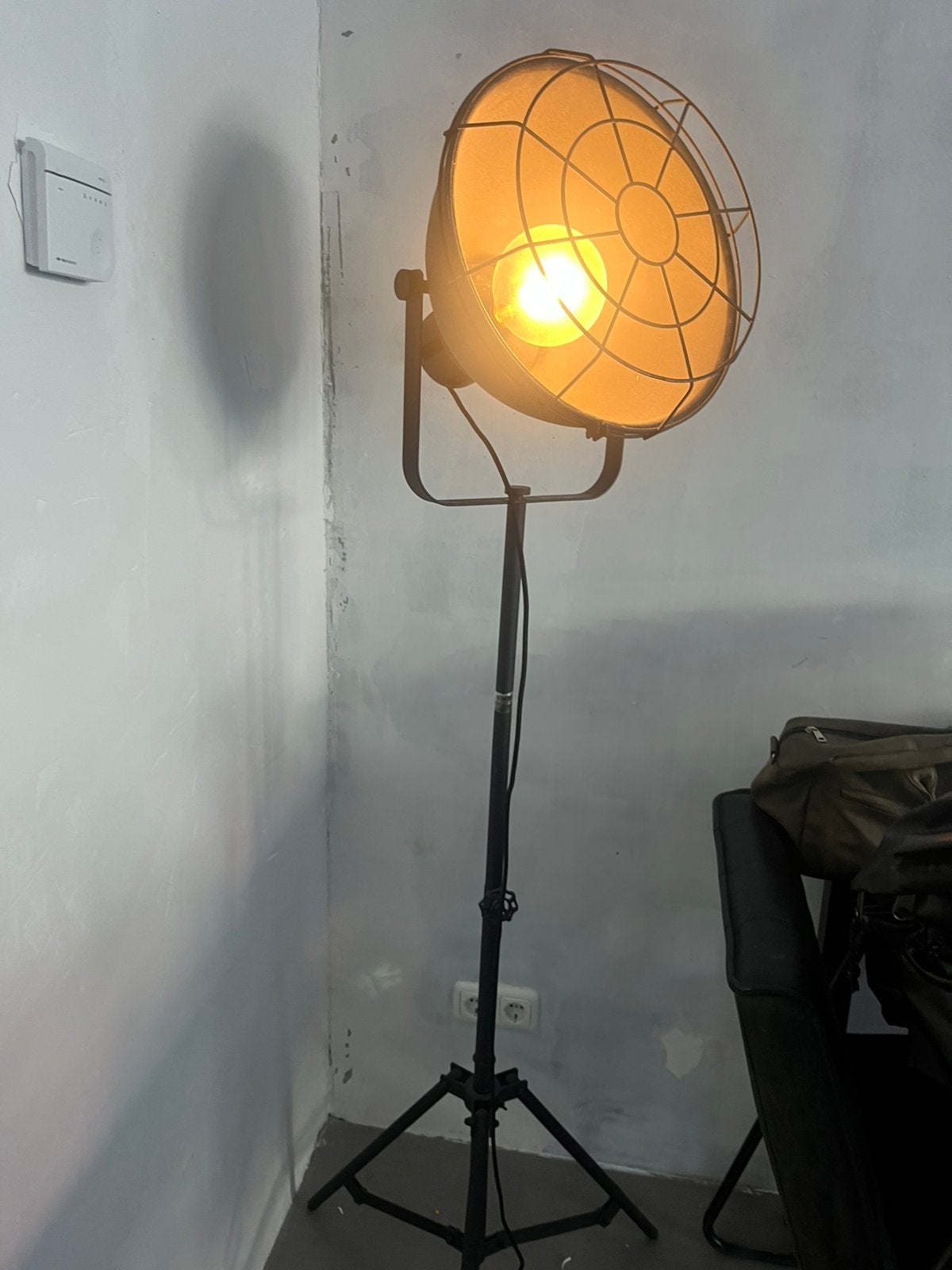 Industriële staande lamp (gebruikt), Huis en Inrichting, Lampen | Vloerlampen, Ophalen, Zo goed als nieuw