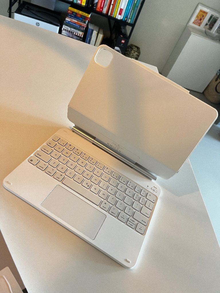 ESR Hoesje met toetsenbord, voor iPad Air M2/M3,nieuw! €80, 11 inch, Nieuw, Bescherming voor- en achterkant, Ophalen of Verzenden
